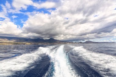 Dalgalar ve mavi gökyüzü