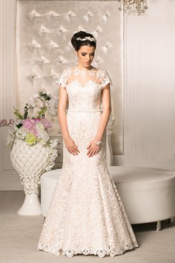 Genç çekici gelin gelinlik