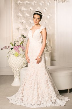 Genç çekici gelin gelinlik