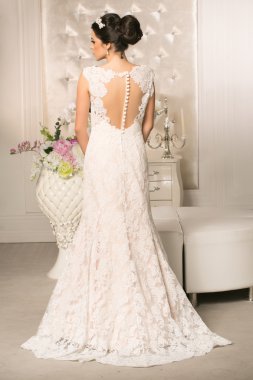 Genç çekici gelin gelinlik