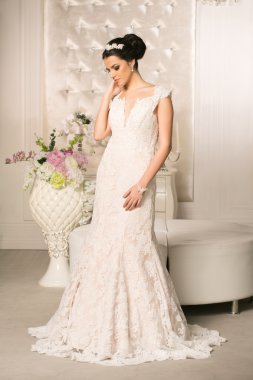 Genç çekici gelin gelinlik