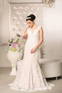 Genç çekici gelin gelinlik