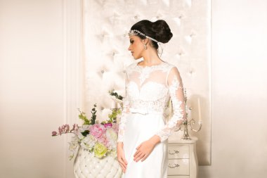 Genç çekici gelin gelinlik