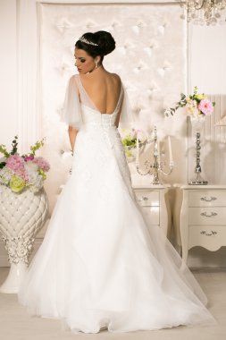 Gelinlik güzel genç kadın