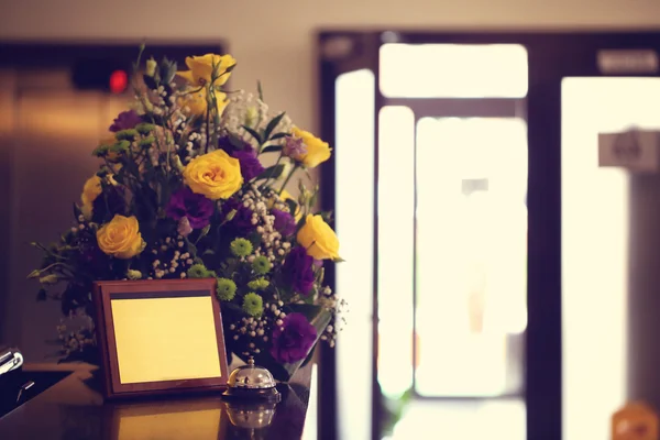 Blumen an der Hotelrezeption — Stockfoto