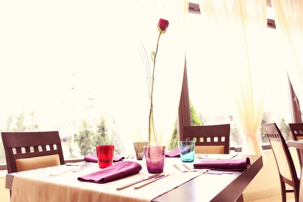 Red rose on table in a restaurant — Stock Photo, Image