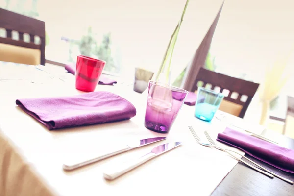 Table setting with purple napkins — Stock Photo, Image