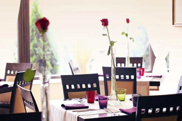 Red rose on table in a restaurant — Stock Photo, Image