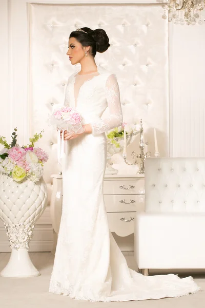Молодая привлекательная невеста в свадебном платье — стоковое фото