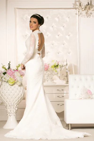 Fiatal vonzó menyasszony, menyasszonyi ruha — Stock Fotó