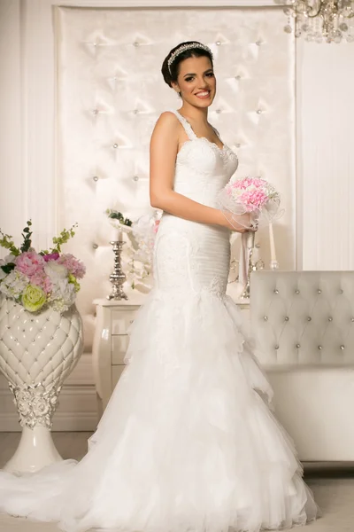 Mulher bonita em vestido de noiva — Fotografia de Stock