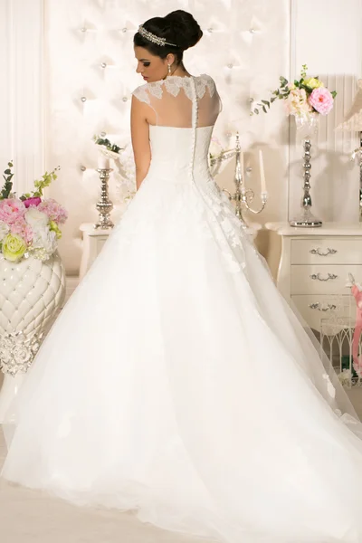 Привлекательная невеста в свадебном платье — стоковое фото