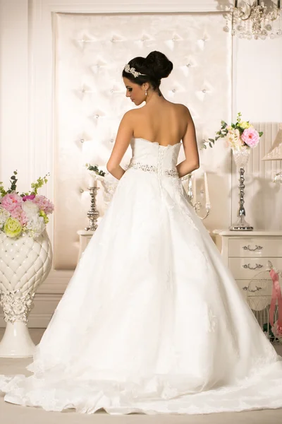 Vonzó menyasszony, menyasszonyi ruha — Stock Fotó