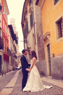 Gelin ve damat sokakta