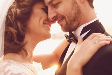 Gelin ve damat kucaklayan kapat