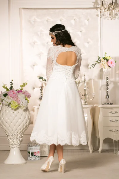 Noiva atraente no vestido de noiva — Fotografia de Stock