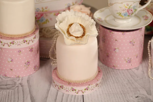 Mini cakes with icing — Stock Photo, Image