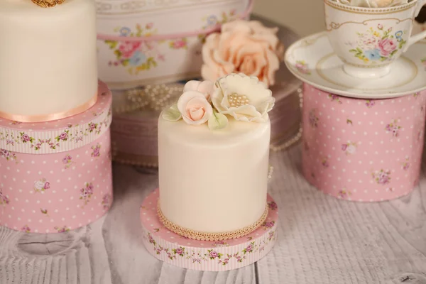 Mini cakes with icing — Stock Photo, Image