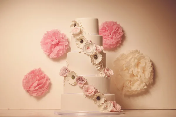 Белый марципановый торт с цветами — стоковое фото
