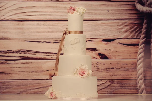 Gâteau de mariage massepain avec des roses — Photo