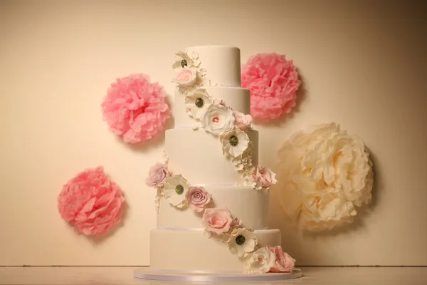 Gâteau de mariage 5tier avec des fleurs — Photo