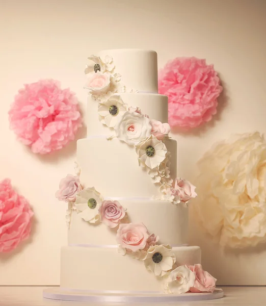 Big marzipan wedding cake with flowers — Stock Photo, Image