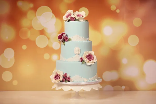 Blauer Marzipankuchen mit Rosen — Stockfoto