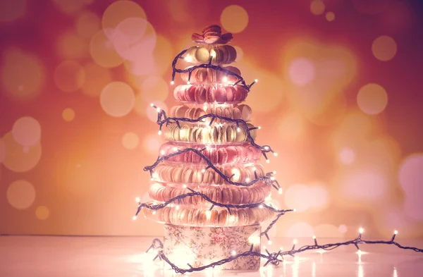 Piramida Macaroons z Boże Narodzenie światła — Zdjęcie stockowe