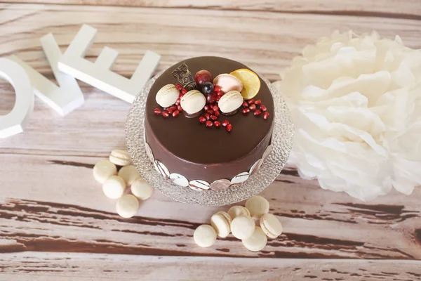 Schokoladenkuchen mit Makronen — Stockfoto