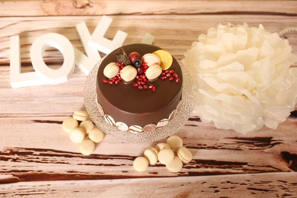 Schokoladenkuchen auf schickem Dekor — Stockfoto