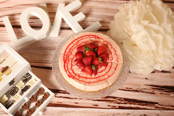 Pastel de fresa y una caja de dulces de chocolate —  Fotos de Stock