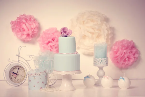 Blue wedding cake on a fancy decor — Stock Photo, Image