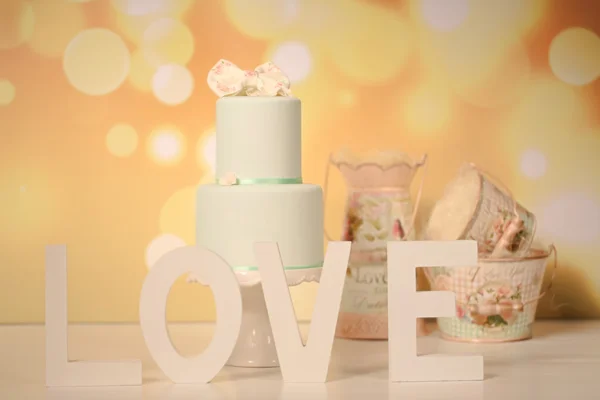 Зелений марципановий торт з любовними літерами — стокове фото