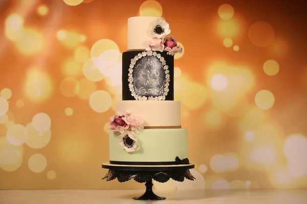 Magnifique gâteau de mariage — Photo