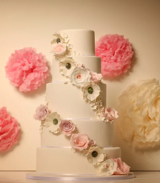 有玫瑰的白色结婚蛋糕 — 图库照片