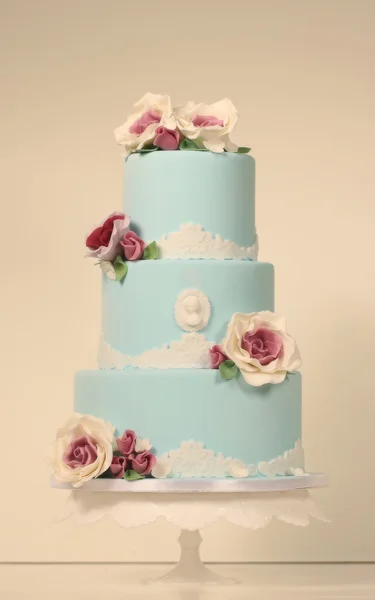 Gâteau de mariage bleu avec des roses — Photo