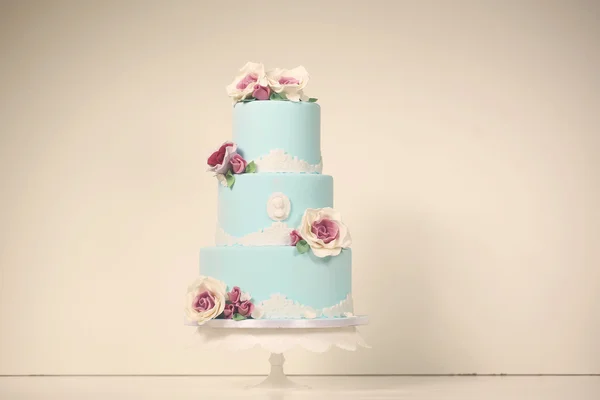 Gâteau de mariage bleu avec des roses — Photo