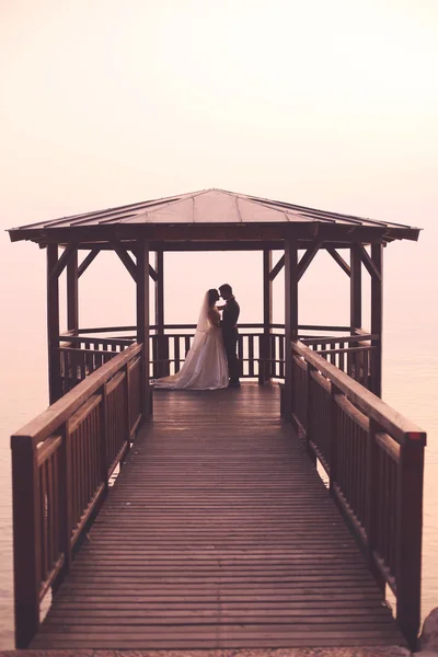 Наречений і наречений на дерев'яному мосту — стокове фото