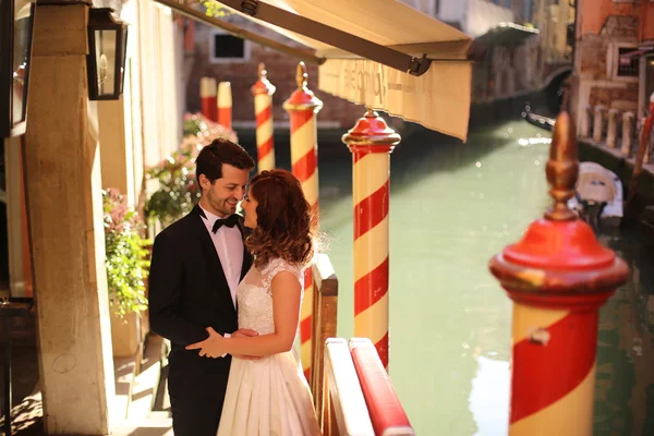Bride and groom in Venice — Stock Photo, Image