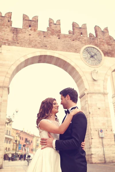 Brautpaar in der Stadt — Stockfoto