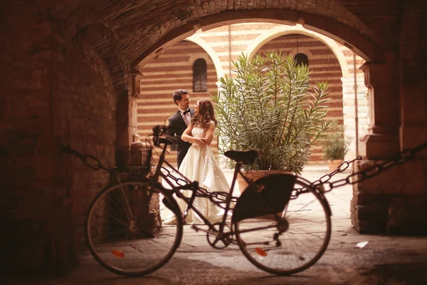 Noiva e noivo perto de bicicleta — Fotografia de Stock