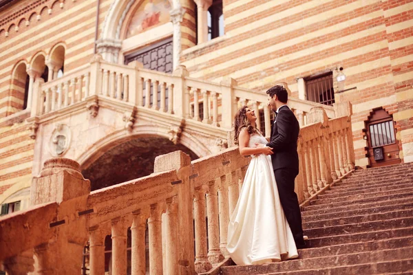 Bride and groom on stairs — Stock Photo, Image