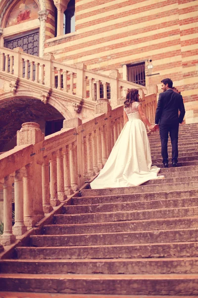 Novia y novio en las escaleras —  Fotos de Stock