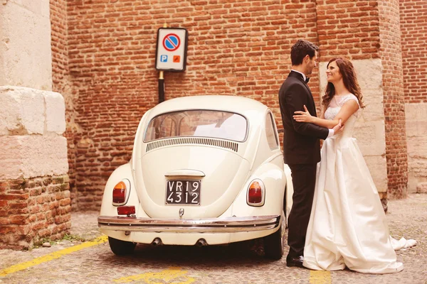 Noiva e noivo perto de carro vintage — Fotografia de Stock