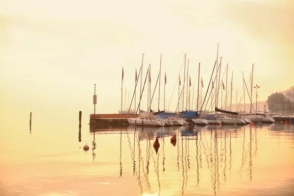 Лодки у озера Гарда — стоковое фото