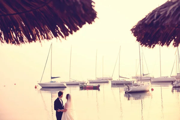 Novia y novio cerca del agua —  Fotos de Stock