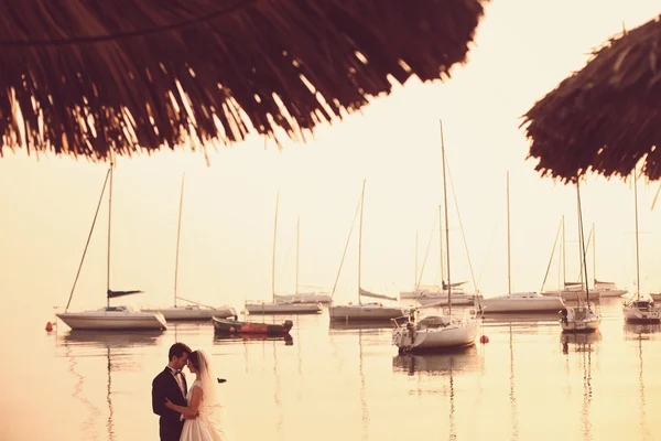 Nevěsta a ženich u vody — Stock fotografie