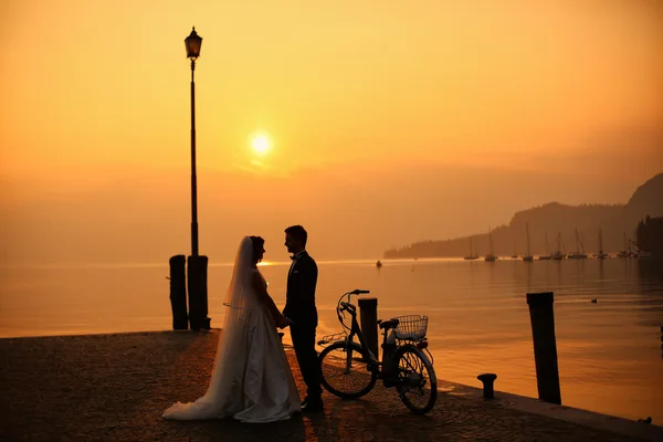 Наречений і наречений у світлі заходу сонця — стокове фото