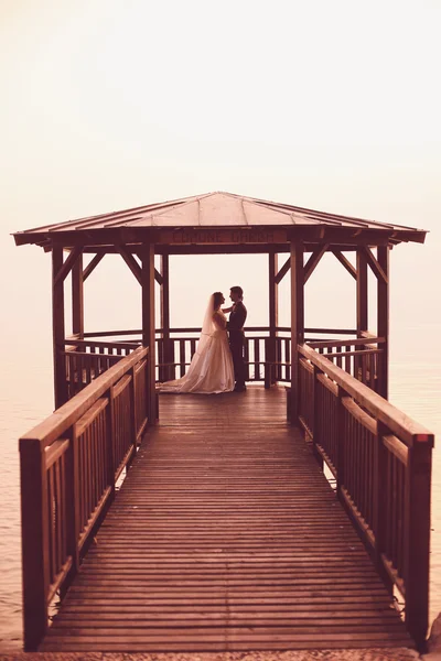 Novia y novio en puente de madera —  Fotos de Stock