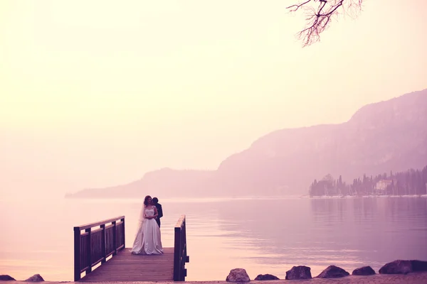Noiva e noivo na ponte de madeira — Fotografia de Stock